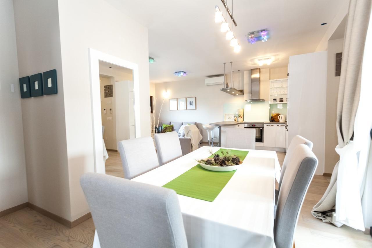Renata 2br, Near